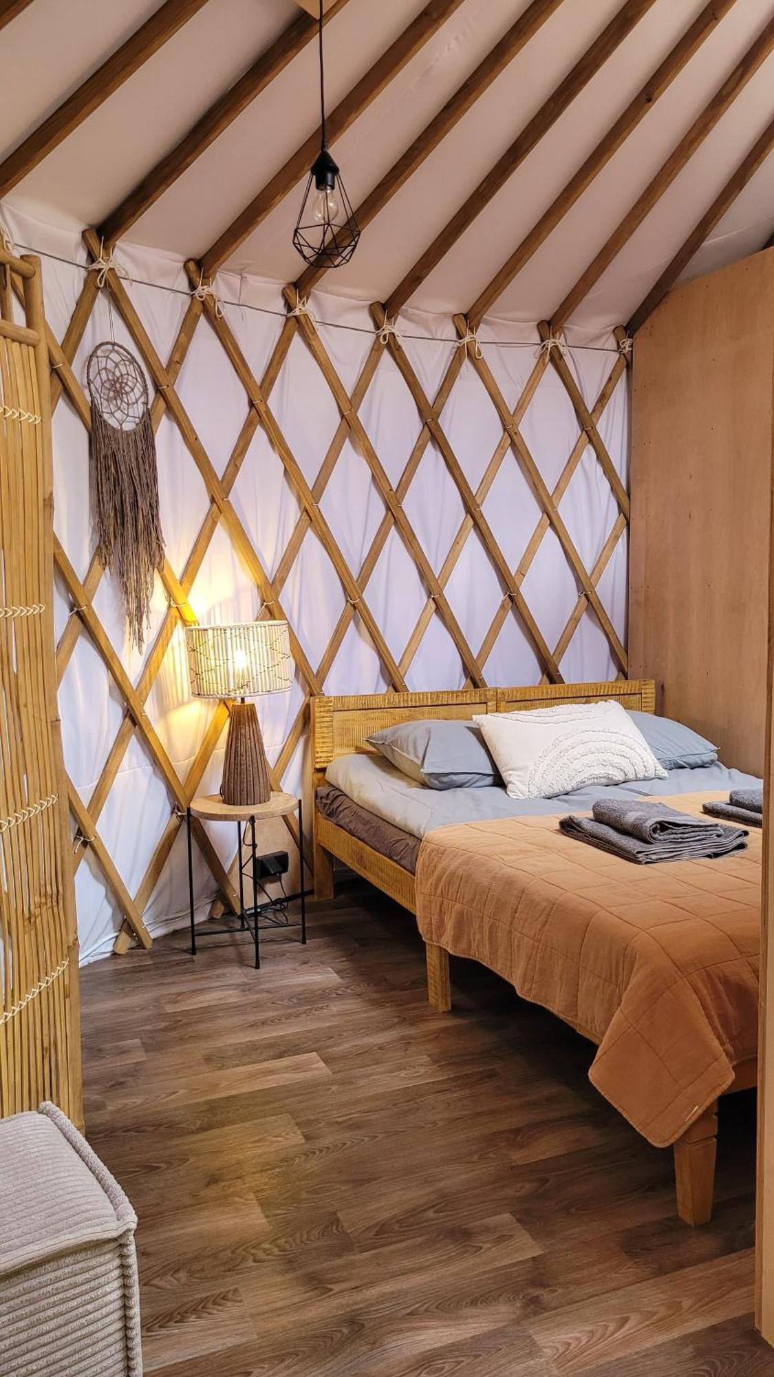 Jurta Nad Zegrzem Z Prywatnym Jacuzzi Holiday home *